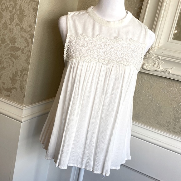 Romeo & Juliet Couture Tops - Gorgeous White Lace Detail Swing Top Size M